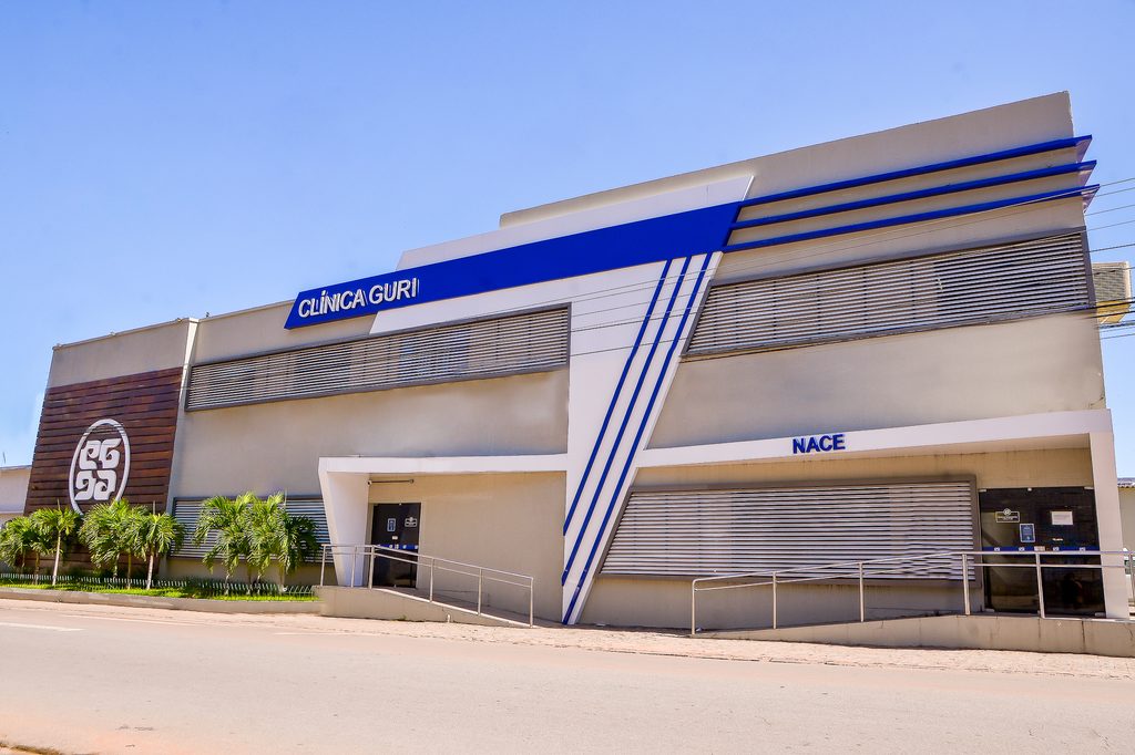 Fachada da Clínica Guri, em Maceió, com rampa de acesso e estacionamento próprio